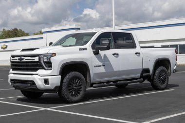 Indianapolis - 3 Eylül 2023 Chevrolet Silverado 2500 bir galeride sergilenmektedir. Chevy Silverado 2500 benzinli veya dizel motorlu..