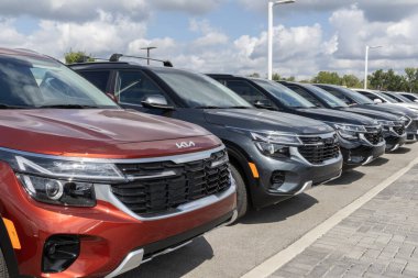 Indianapolis - 3 Eylül 2023: Kia Seltos bir galeride sergileniyor. Kia, Seltoları LX, S, EX, Geceçöküşü ve SX modellerinde sunar..