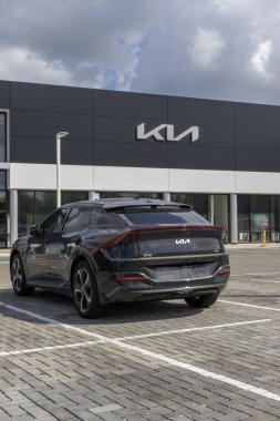 Indianapolis - 3 Eylül 2023: Kia EV6 EV Electric Vehicle display at a dealer. Kia EV6 'yı Rüzgar, GT-Line ve GT modellerinde sunar..