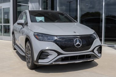 Indianapolis - 3 Eylül 2023 Mercedes Benz EQE 500 4MATIC sedan ekran. Mercedes EQE 500 'e 269 mil uzunluğunda atış alanı sunuyor..