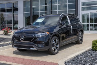 Indianapolis - 3 Eylül 2023: Mercedes-Benz EQB 300 4MATIC SUV sergisi. Mercedes EQB 300 'e 232 mil uzunluğunda atış alanı sunuyor..