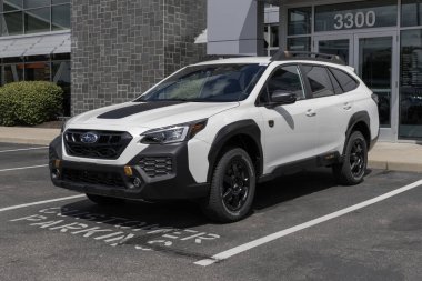Indianapolis - 3 Eylül 2023: Subaru Outback bir galeride sergileniyor. Subaru Outback in the Base, Premium, Onyx, Wilderness ve Limited modellerini sunar..