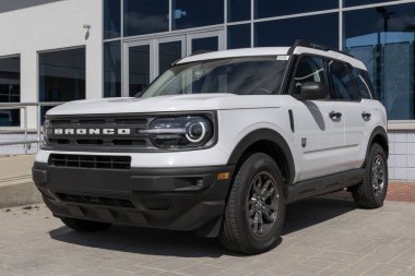 Balıkçılar - 10 Eylül 2023: Ford Bronco bir galeride sergileniyor. Ford Bronco 'ya Heritage, Big Bend, Outer Banks ve Badlands modelleri sunar..
