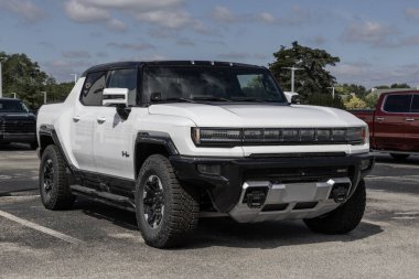 Balıkçılar - 10 Eylül 2023: GMC Hummer EV Elektrikli Araç Kamyonet Sergisi. GMC Hummer EV pikapını üç motor ve 1000 beygir gücünde sunuyor..