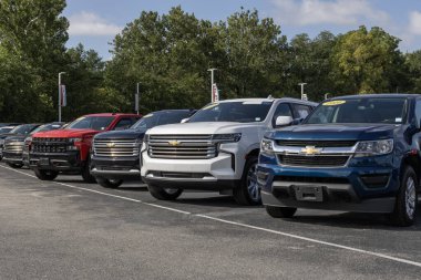 Noblesville - 10 Eylül 2023: kullanılmış Chevrolet kamyonet. Malzeme sorunlarıyla, Chevy talebi karşılamak için birçok kontörlü araba satıyor..