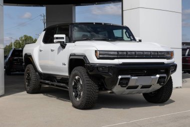Balıkçılar - 10 Eylül 2023: GMC Hummer EV Elektrikli Araç Kamyonet Sergisi. GMC Hummer EV pikapını üç motor ve 1000 beygir gücünde sunuyor..