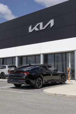 Indianapolis - 10 Eylül 2023: Kia K5 bir galeride sergileniyor. Kia K5 'i LX, LXS, EX, GT ve GT-Line modellerinde sunar..