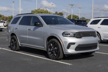 NoBlesville, 10 Eylül 2023 Dodge Durango bir Stellantis bayiliğinde sergileniyor. Dodge, Durango 'yu SXT, GT, R / T ve Citadel modelleriyle sunar..