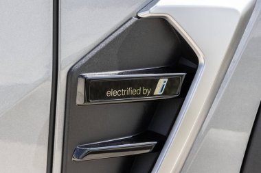 Lafayette - 15 Eylül 2023: BMW 'Electriated By I' rozeti lüks bir EV Electric Vehicle 'da. BMW hem eklenti hem de eklenti hibrit PHEV modelleri sunar.
