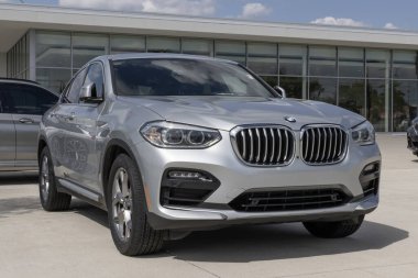 Lafayette - 15 Eylül 2023: BMW X4 xDrive30i Spor Aktivite Coupe sergisi bir galeride. BMW xDrive20i ve xDrive30i modellerinde X4 sunar.