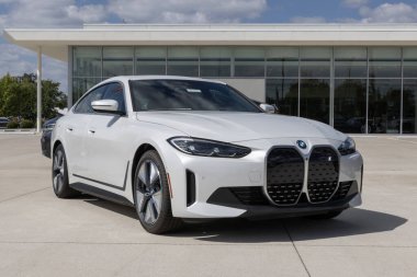 Lafayette - 15 Eylül 2023: BMW i4 eDrive40 All-Electric Gran Coupe sergisi. BMW i4 'ü eDrive35 ve xDrive40 modellerinde de sunmaktadır..