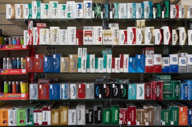 Lafayette - 15 Eylül 2023: Bir sigara dükkanında sigara sergisi. Gıda ve İlaç İdaresi sigarada bir özellik olarak lezzetleri yasaklamak için standartlar geliştiriyor..