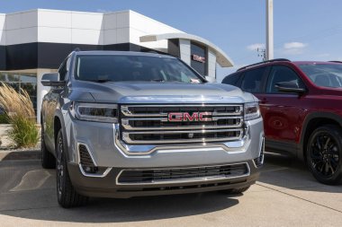 Lafayette - 15 Eylül 2023 GMC Acadia SUV bir galeride sergileniyor. GMC Acadia 'ya SLE, SLT, AT4 ve Denali modelleri sunar..