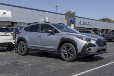 Lafayette - 15 Eylül 2023: Subaru Crosstrek bir galeride sergileniyor. Subaru, Crosstrek in Base, Premium, Limited, Sport and Wilderness modelleri sunar.
