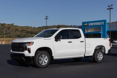 West Harrison - 24 Eylül 2023 Chevrolet Silverado 1500 bir galeride sergileniyor. Chevy, WT, Trail Boss, LT, RST ve Özel Modeller 'de Silverado sunar..