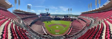 Cincinnati - 29 Mayıs 2022: Cincinnati Kızılları 'nın evi Büyük Amerikan Top Parkı Panoraması. GABP 2003 yılında çok amaçlı Riverfront Stadyumunun yerini aldı.