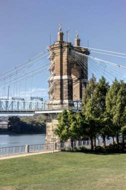 Cincinnati - 24 Eylül 2023 Roebling Askı Köprüsü. Roebling Köprüsü Cincinnati 'yi Ohio Nehri üzerindeki Covington, Kentucky' ye bağlıyor..