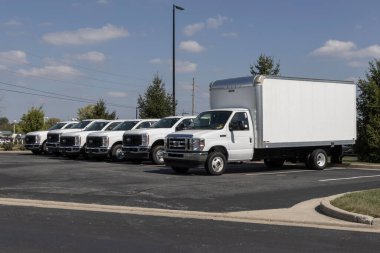 Plainfield - 1 Ekim 2023 Ford E-450 Box Truck ve F-250 Utility Truck bir galeride sergileniyor. Ford Trucks ticari, kamu hizmeti ve kutu kamyonları sunuyor.
