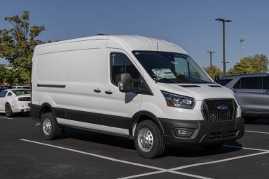 Zionsville - 1 Ekim 2023: Ford Transit Kargo bir galeride sergileniyor. Ford Transit, Kargo, Ekip ve Yolcu modellerinde mevcuttur..