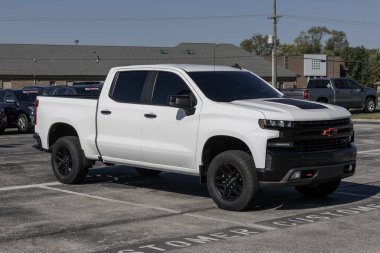 Avon - 1 Ekim 2023: kullanılmış Chevrolet Silverado 1500 sergisi. Arz sorunlarıyla, Chevy talebi karşılamak için kullanılmış ve ikinci el araba alıp satıyor..