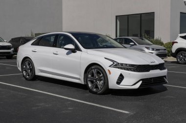 Avon - 1 Ekim 2023: Kia K5 bir galeride sergileniyor. Kia K5 'i LX, LXS, EX, GT ve GT-Line modellerinde sunar..