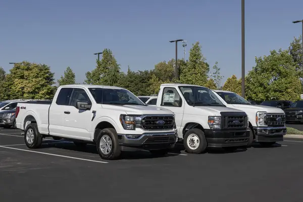 Zionsville Oktober 2023 Ford Truck Ditampilkan Sebuah Dealer Ford Menawarkan — Stok Foto