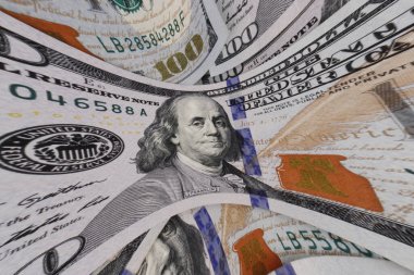Ben Franklin 'in 100 dolarlık banknottaki çarpık görüntüsü çalkantılı mali saatleri ve yüksek faiz oranlarını temsil ediyor..