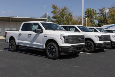 Plainfield - 1 Ekim 2023 Ford F-150 Lightning 4X4 mürettebat taksisi. Ford, Pro, XLT ve Platinum modellerinde F150 Lightning elektrikli kamyonu sunar..