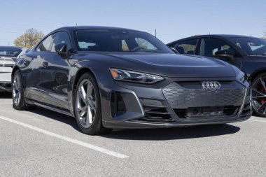 Indianapolis - 22 Ekim 2023 Audi e-tron GT bir galeride sergileniyor. Audi, Premium ve S-Line Premium modellerinde e-tron sunar.