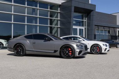 Indianapolis - 22 Ekim 2023 Bentley Continental bir galeride sergileniyor. Bentley Motors, lüks araba ve SUV üreticisi bir İngiliz..