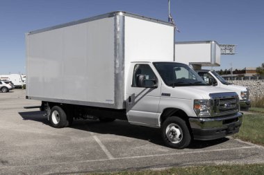 Balıkçılar - 22 Ekim 2023: Ford E-450 Cutaway ve Wabash Box Truck bir galeride sergileniyor. Ford E450 7,3L V8 motorla standart gelir..
