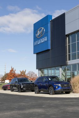 NoBlesville - 22 Ekim 2023: Hyundai Tucson ve Palisade bir galeride sergileniyor. Hyundai tam gaz ve elektrikli araçlar sunuyor..