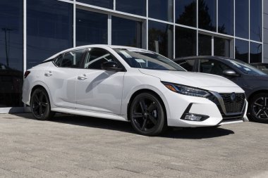 Indianapolis - 22 Ekim 2023 Nissan Sentra bir galeride sergileniyor. Nissan Sentra 'ya S, SV ve SR modelleri sunar.