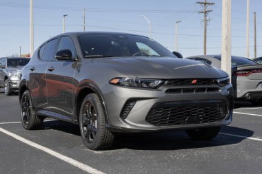 Noblesville, 22 Ekim 2023 Dodge Hornet bir galeride sergileniyor. Dodge, R / T, GT ve Plus modelleriyle Hornet 'i sunar..