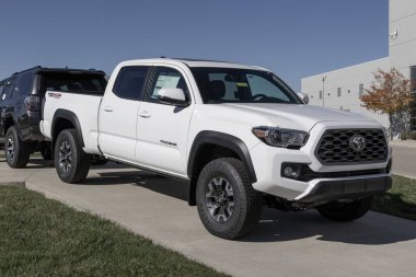 NoBlesville, 22 Ekim 2023, Toyota Tacoma bir galeride sergileniyor. Toyota Tacoma 'yı SR, SR5, TRD, Limited, Trail SE ve TRD Pro modellerinde sunar..