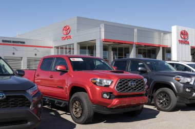 NoBlesville - 22 Ekim 2023: onaylı Toyota Tacoma sergisi bir galeride. Arz sorunlarıyla, Toyota talebi karşılamak için kontörlü araç satıyor..