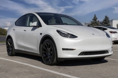 Indianapolis - 22 Ekim 2023: Tesla Model Y sergisi bir galeride kullanıldı. Tesla, yüksek talebi karşılamak için kontörlü araba alıp satıyor..
