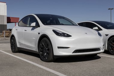 Indianapolis - 22 Ekim 2023: Tesla Model Y EV elektrikli araç bir bayilikte sergilenmektedir. Tesla Model Y 7500 dolara kadar vergi kredisi alabilir..