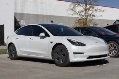 Indianapolis - 22 Ekim 2023: Tesla Model 3 bir süperşarj istasyonunda. Tesla modelleri arasında Model 3, Model Y, Model X ve Model S bulunmaktadır..