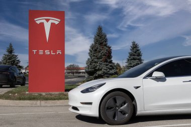 Indianapolis - 22 Ekim 2023: Tesla EV elektrikli araç galerisinde. Tesla modelleri arasında Model 3, Model Y, Model X ve Model S bulunmaktadır..