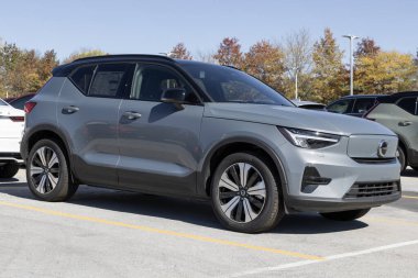 Indianapolis - 22 Ekim 2023: Volvo XC40 AWD 'yi bir galeride şarj et. Volvo Core, Plus ve Ultimate modeller XC40 sunar.
