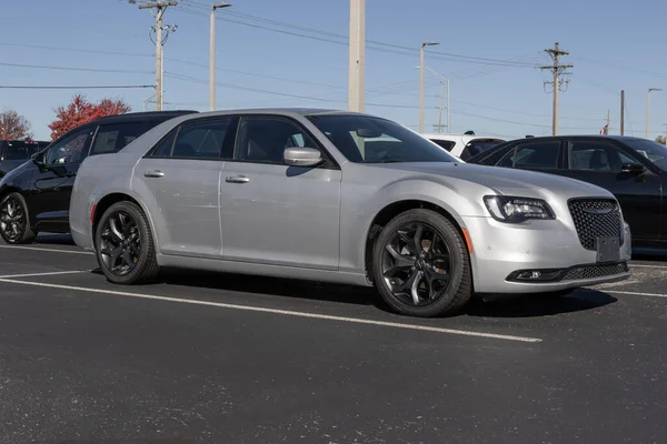 NoBlesville - 22 Ekim 2023 Chrysler 300 bir galeride sergileniyor. Chrysler, Touring, Touring L, S ve C modellerinde 300 teklif ediyor..