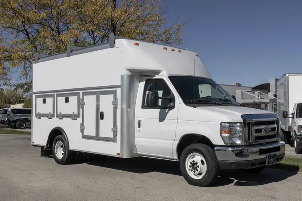Fishers October 2023 Used Ford 350 Cutaway Enclosed Service Body — Stock Photo, Image