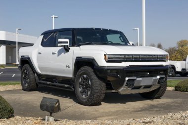 Kokomo - 24 Ekim 2023: GMC Hummer EV Elektrikli Araç Kamyonet Sergisi. GMC Hummer EV pikapını üç motor ve 1000 beygir gücünde sunuyor..