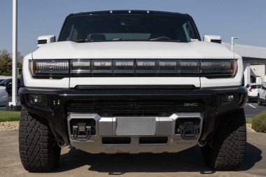 Kokomo - 24 Ekim 2023: GMC Hummer EV Elektrikli Araç Kamyonet Sergisi. GMC Hummer EV pikapını üç motor ve 1000 beygir gücünde sunuyor..