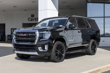 Kokomo - 24 Ekim 2023: GMC Yukon SUV bir galeride sergileniyor. GMC, SLE, SLT, AT4 ve Denali Ultimate modellerinde Yukon sunar..