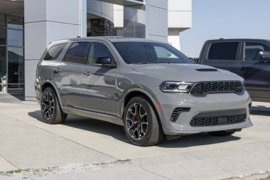 Kokomo - 24 Ekim 2023 Dodge Durango SRT Hellcat sergisi Stellantis bayiliğinde. Dodge, Durango 'yu SXT, GT, R / T ve Citadel modelleriyle sunar..