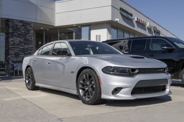 Kokomo - 24 Ekim 2023 Dodge Charger Scat Pack bir galeride sergileniyor. Dodge Charger 'a SXT, GT, R / T ve SRT Hellcat modelleri sunar..