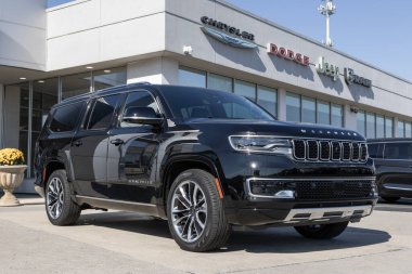 Kokomo - 24 Ekim 2023: Stellantis bayiliğinde Jeep Wagoneer sergisi. Jip 1, 2 ya da 3. Serilerde Wagoneer 'i sunar..