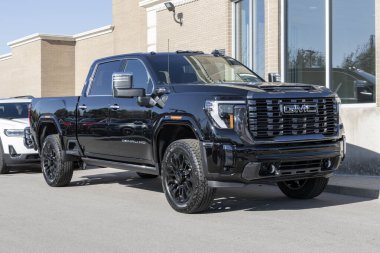 Carmel - 2 Kasım 2023: GMC Sierra 2500 4WD Ekip Taksisi Denali bir galeride sergileniyor. GMC Sierra 2500 'ü Pro, SLE, SLT ve ATX modellerine sunar.